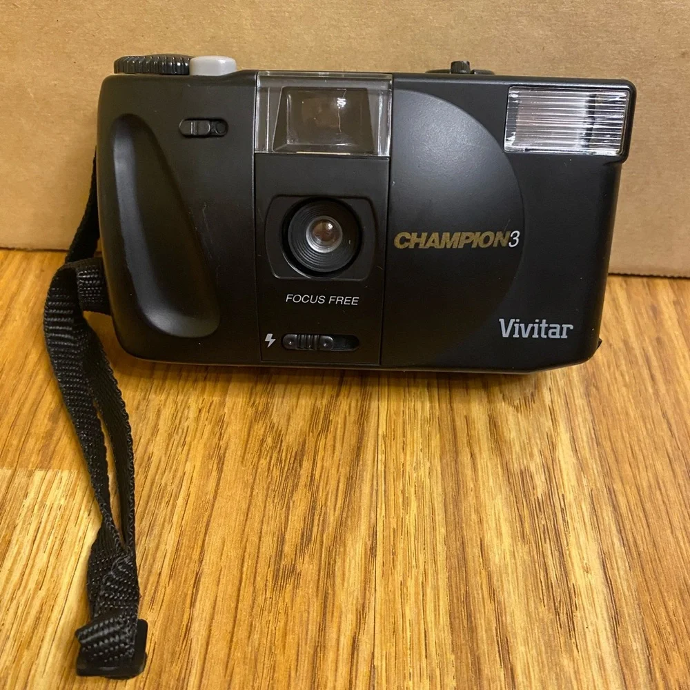 Vintage 1988 Vivitar Champion 3 Black 35mm Camera With Built In Flash & Booklet.
